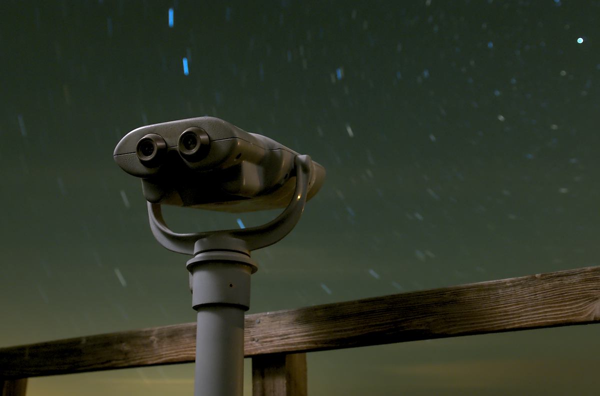 binoculars pointed at stars