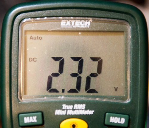 Volmeter displaying 2.32 volts