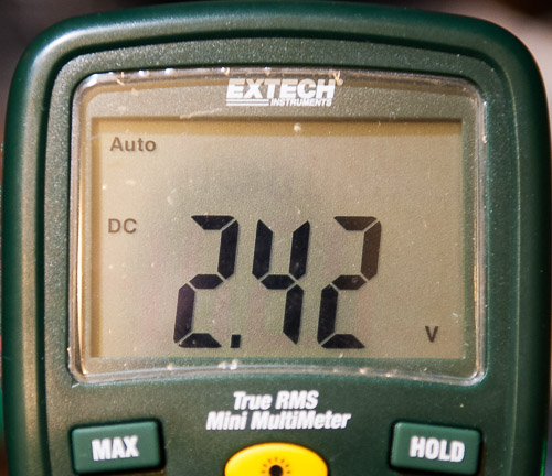 Volmeter displaying 2.42 volts