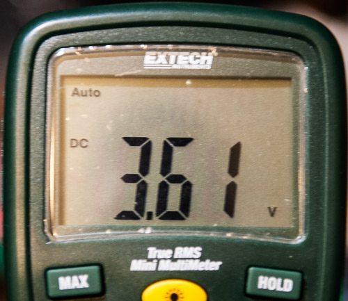 Volmeter displaying 3.61 volts