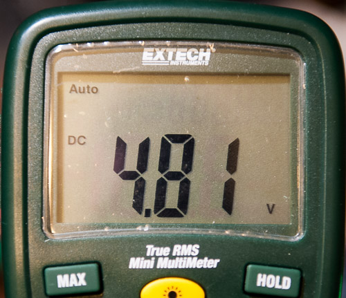 Volmeter displaying 4.81 volts